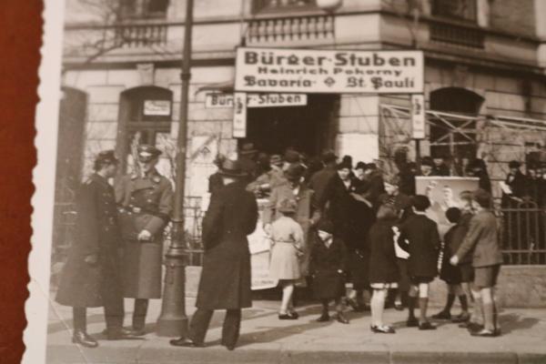 altes Foto - Gebäude Bürger-Stuben Heinrich Pokorny  - Wahllokal ?? SA Männer , Hitler Plakate